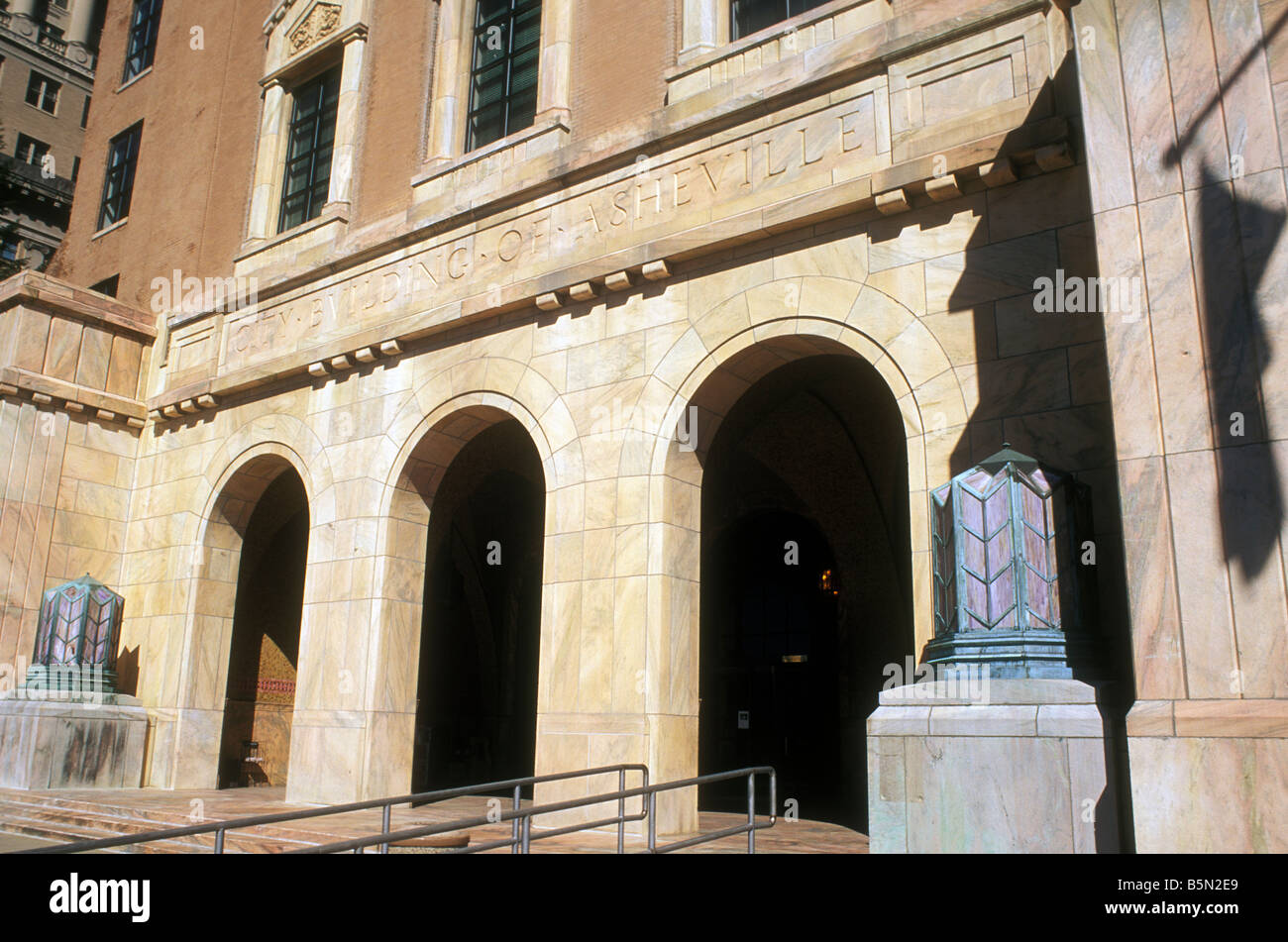Asheville, NC, à l'Hôtel de Ville, en parc, a stain glass art déco entrée avant son accompagnement torches Banque D'Images