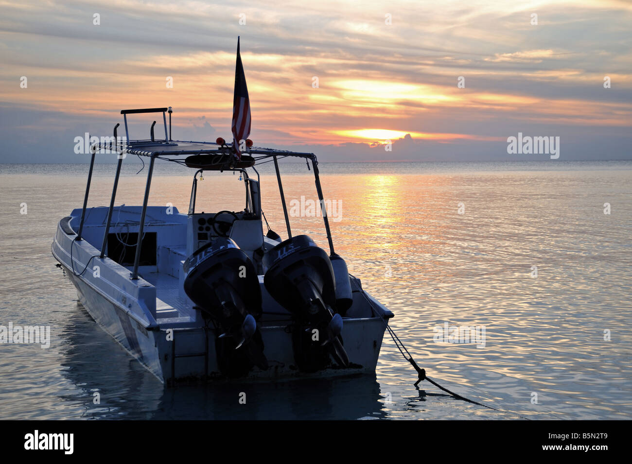 Coucher de soleil sur un bateau de plongée amarré au large de Lankayan Island Dive resort Banque D'Images