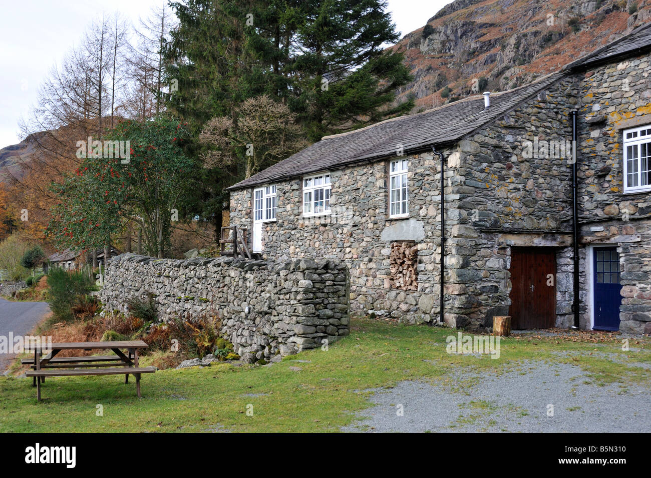 Grange transformée en logement de vacances. Elterwater, Parc National de Lake District, Cumbria, Angleterre, Royaume-Uni, Europe. Banque D'Images