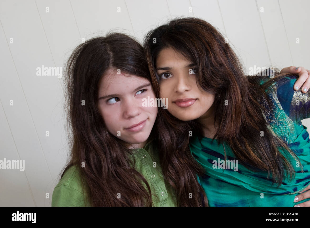 Jeune Femme Indienne Et Sa Demi Soeur De Race Blanche Preteen Model Posing Together Publié Photo 