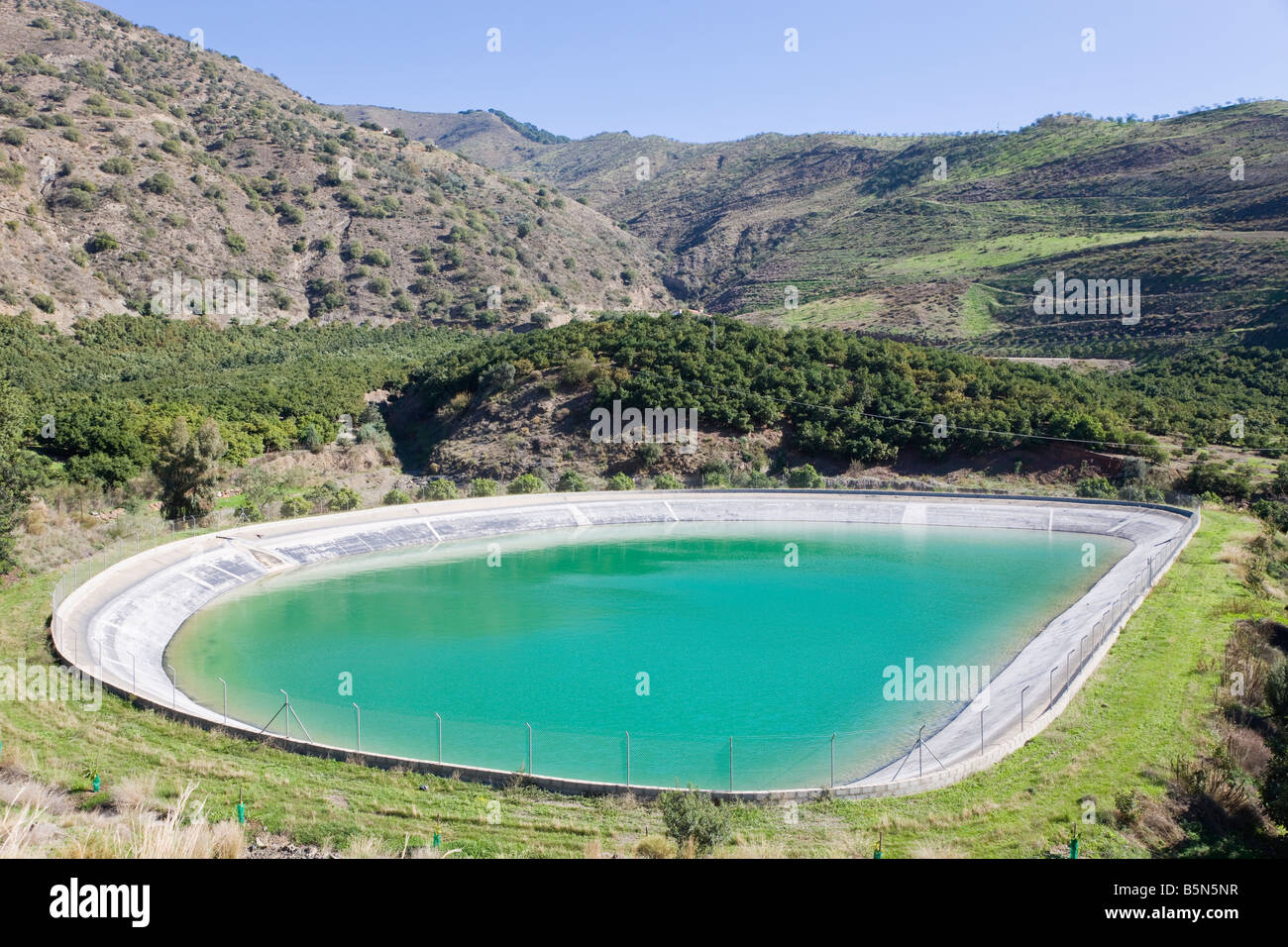 Réservoir de ferme près de Colmenar La province de Malaga Espagne Banque D'Images