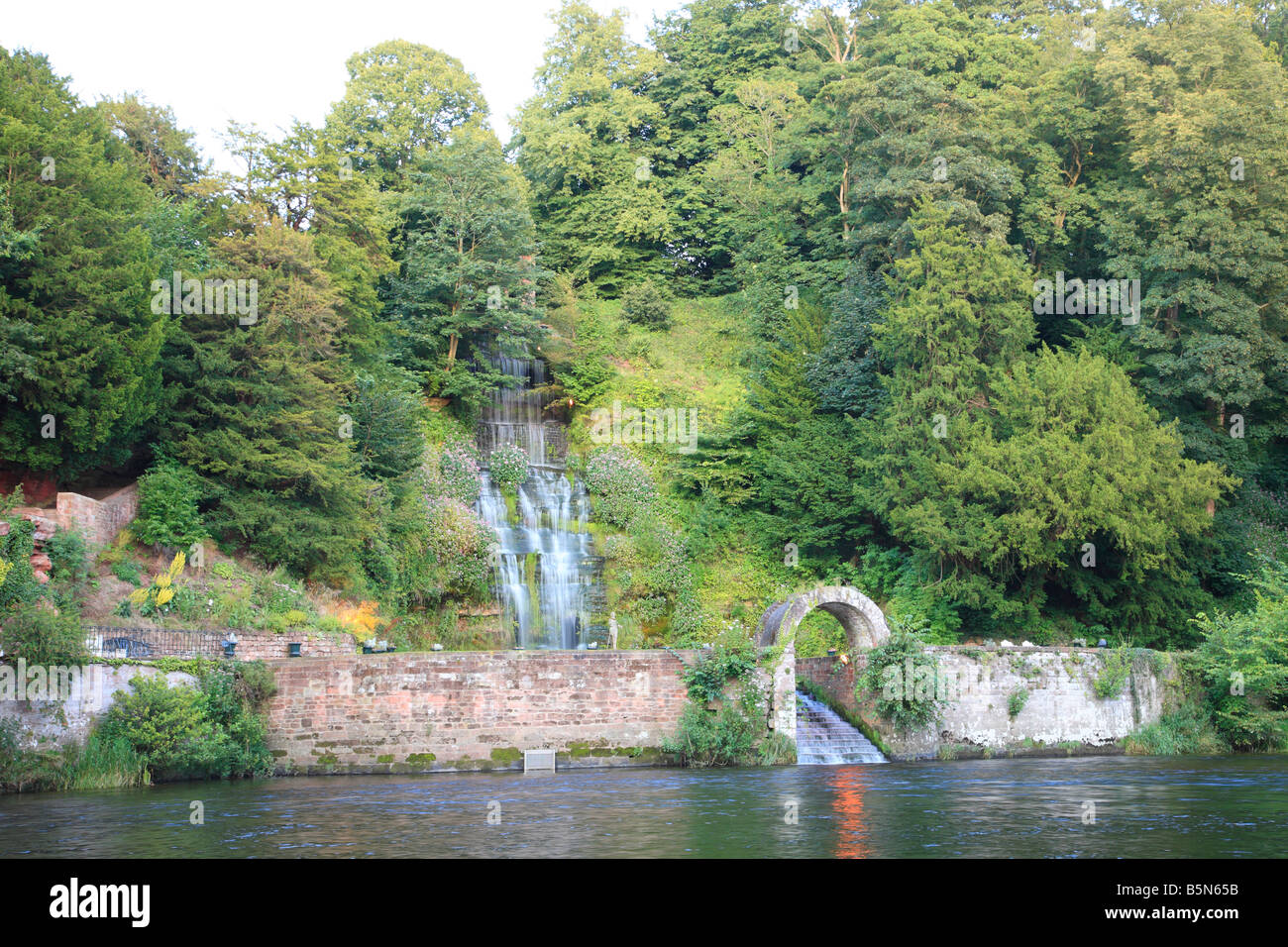 Jardins du Château de Corby et cascade artificielle de la rivière Eden, Wetheral, Carlisle, Cumbria près de la frontière écossaise en Angleterre Banque D'Images