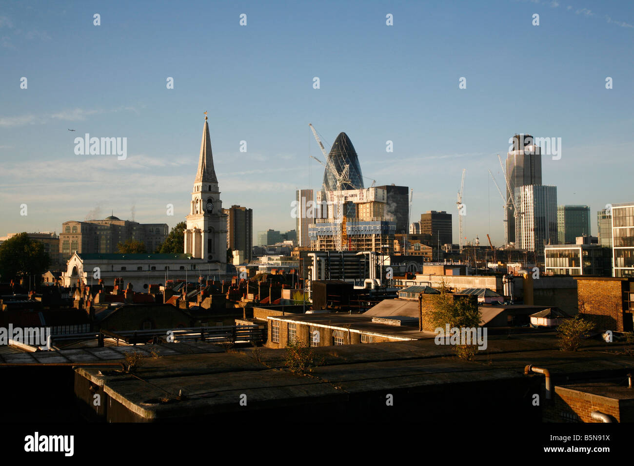 Vue sur l'horizon de la Christ Church, the Gherkin and Tower 42 dans Spitalfields et la ville de Londres Banque D'Images