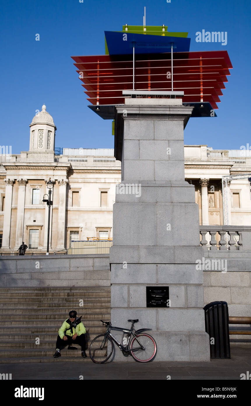 Un cycliste assis par le quatrième Plinth à Trafalgar Square Banque D'Images