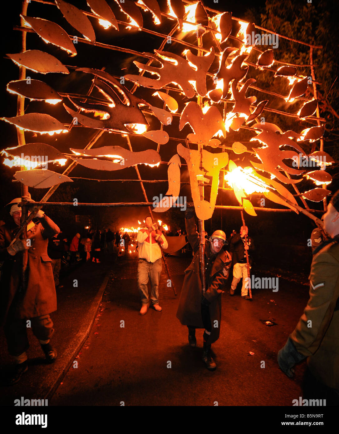 Bonfire Night célébrations dans East Hoathly près de Lewes. Firebanners énormes sont transportées à travers le village. Photo par Jim Holden. Banque D'Images