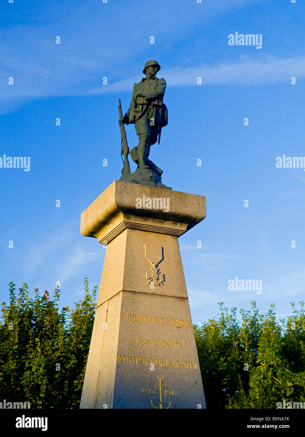 Monument commémoratif de guerre St-Beniot-des-Ondes près de Cancale en Bretagne Nord France Banque D'Images