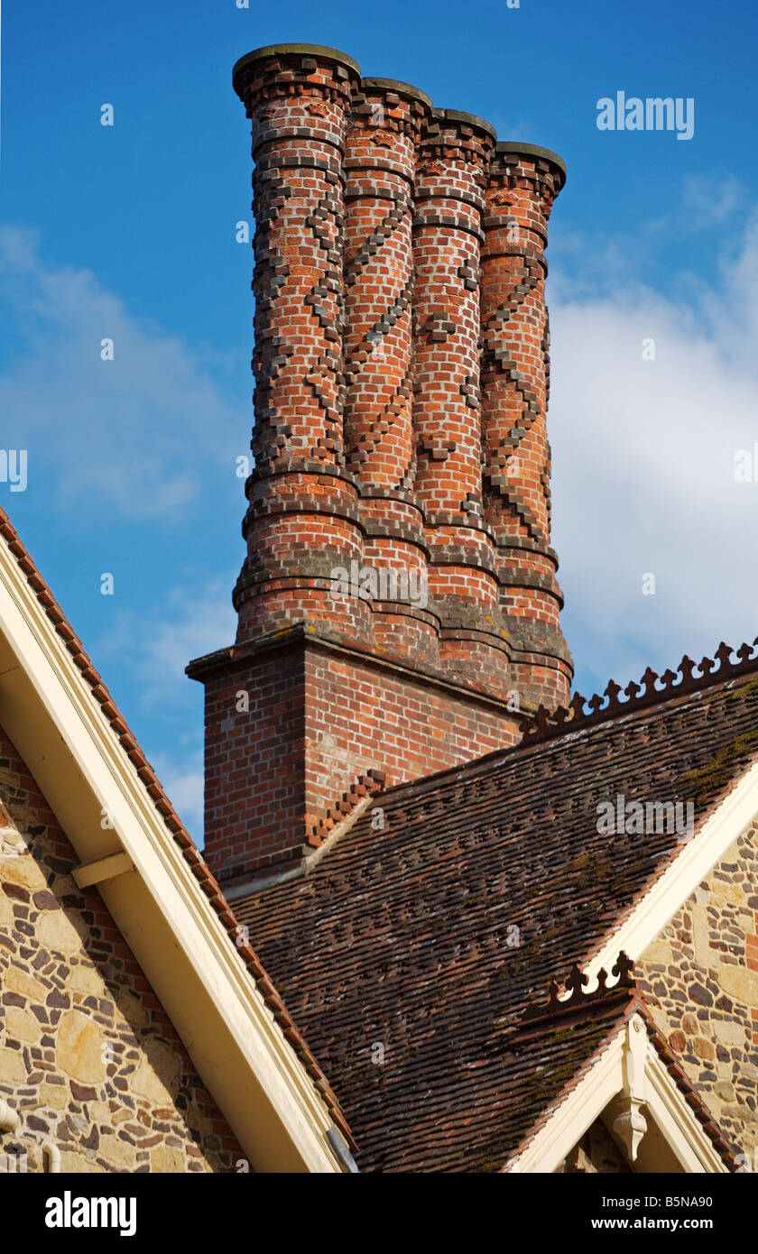 Le briquetage orné de cheminées Pugin sur une maison à Albury, Surrey Banque D'Images