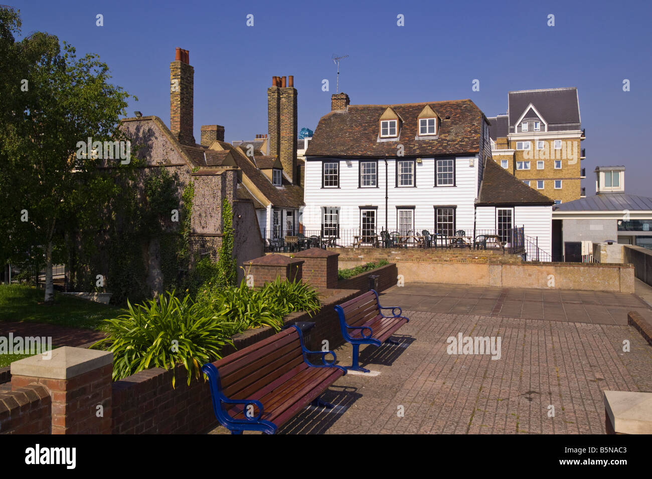 Le pub Three Daws sur la rive de la Tamise, Gravesend Banque D'Images