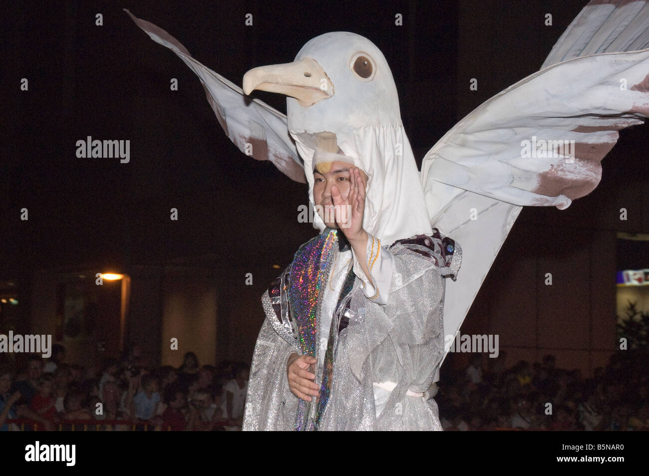 Un Chingay reveler - un homme dans un costume à colombe, Chingay Parade de Singapour de rêves Banque D'Images