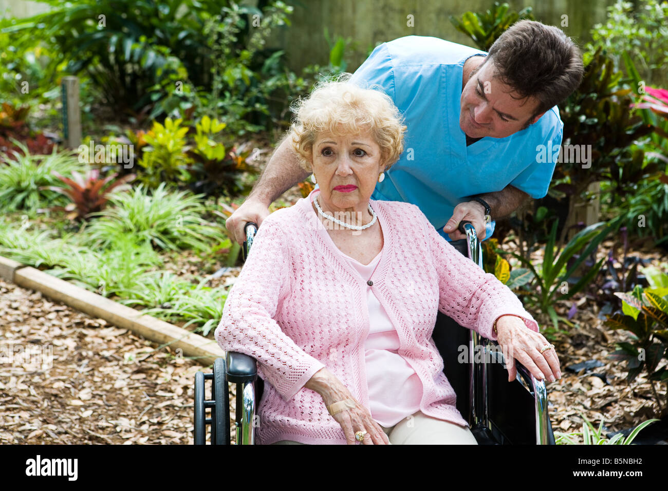 Senior woman in nursing home est déprimé et oublié sa tente de la réconforter, ordonnée Banque D'Images