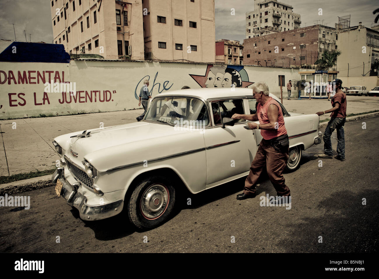 Vieille voiture américaine dans le centre-ville de la vieille Havane Cuba Banque D'Images