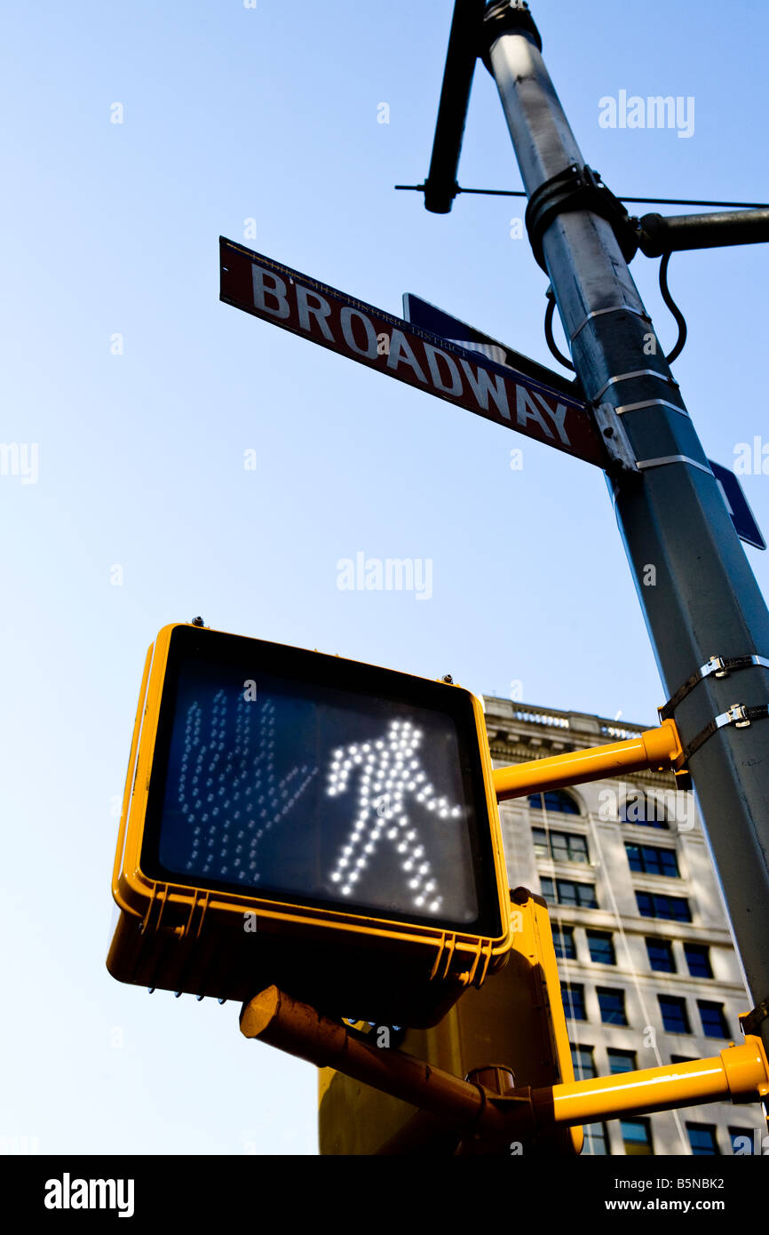 Une promenade maintenant signer au feu de circulation sur le trottoir de Manhattan, New York City, USA Banque D'Images