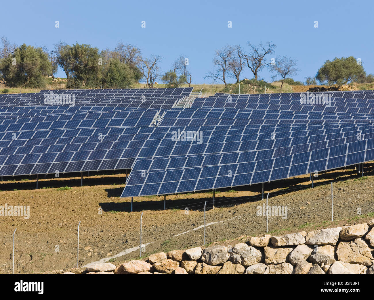 Les cellules photovoltaïques ou solaires utilisés pour recueillir l'énergie solaire, Colmenar, Espagne Banque D'Images