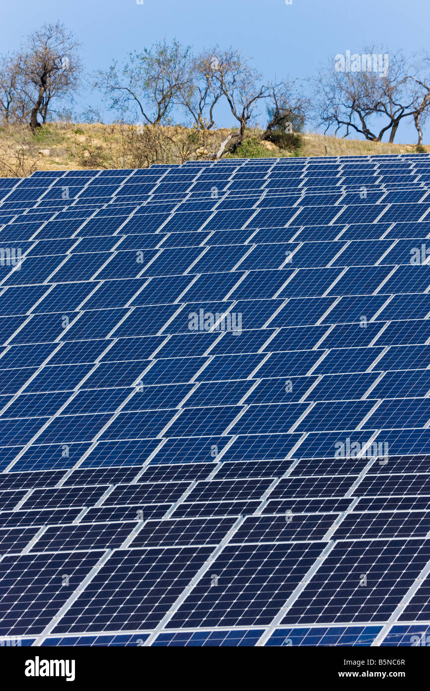 Les cellules photovoltaïques ou solaires utilisés pour recueillir l'énergie solaire, Colmenar, Espagne Banque D'Images