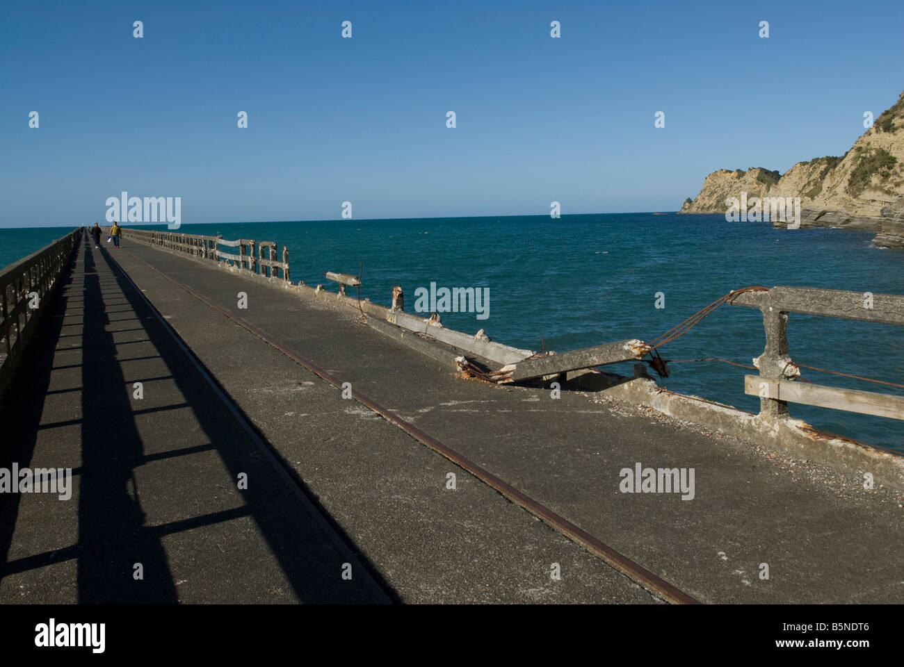 Tolaga Bay wharf - 660 mètres de long ou 2165 ft - en Nouvelle-Zélande. La plus longue jetée dans l'hémisphère sud. Banque D'Images