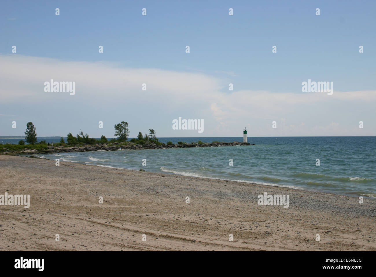 Vagues lap à la digue de pierre de la plage de la baie de Wellington, sur les rives du lac Ontario. Banque D'Images