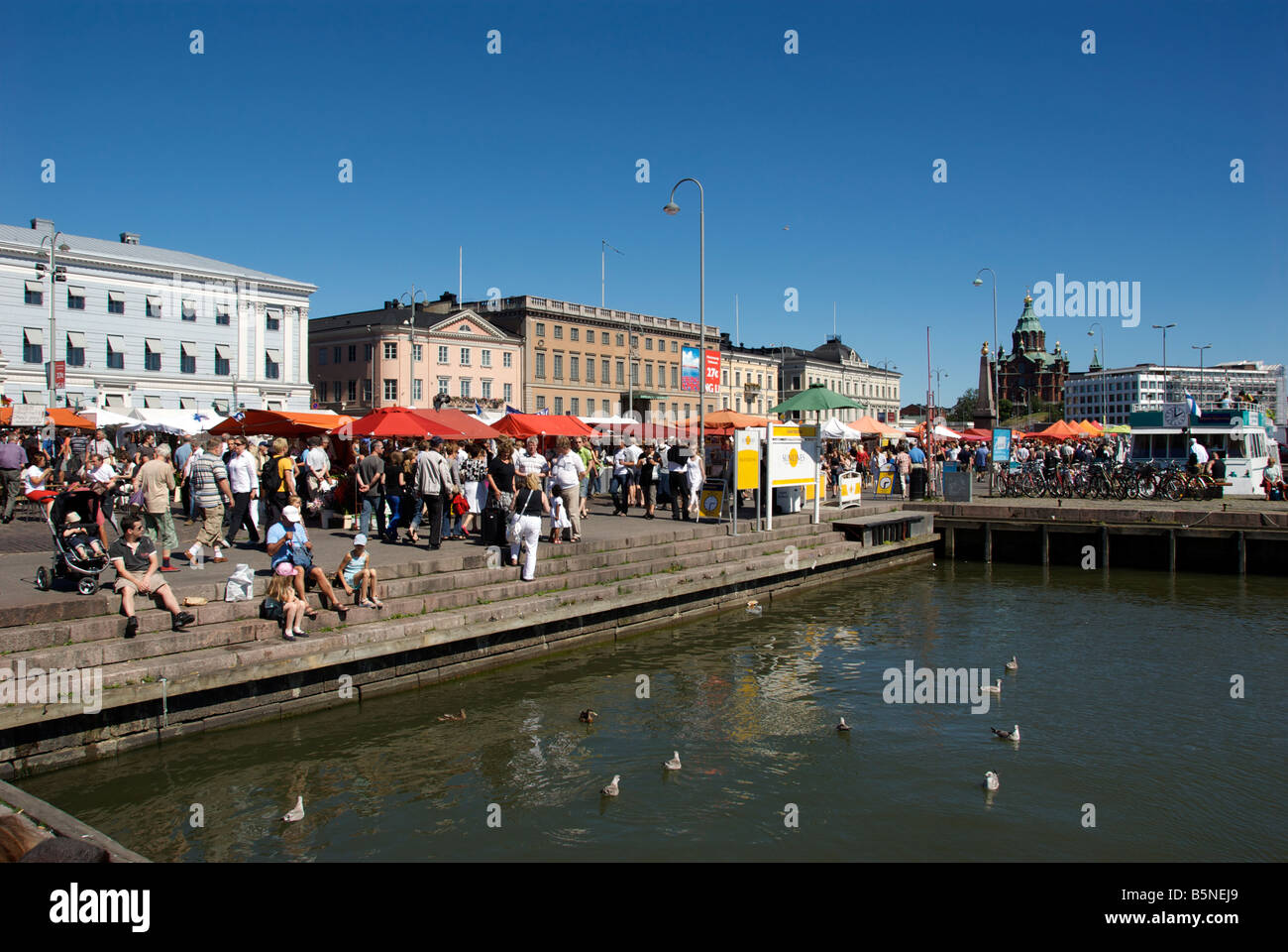 Marché dominical et bassin du port Helsinki Finlande Banque D'Images
