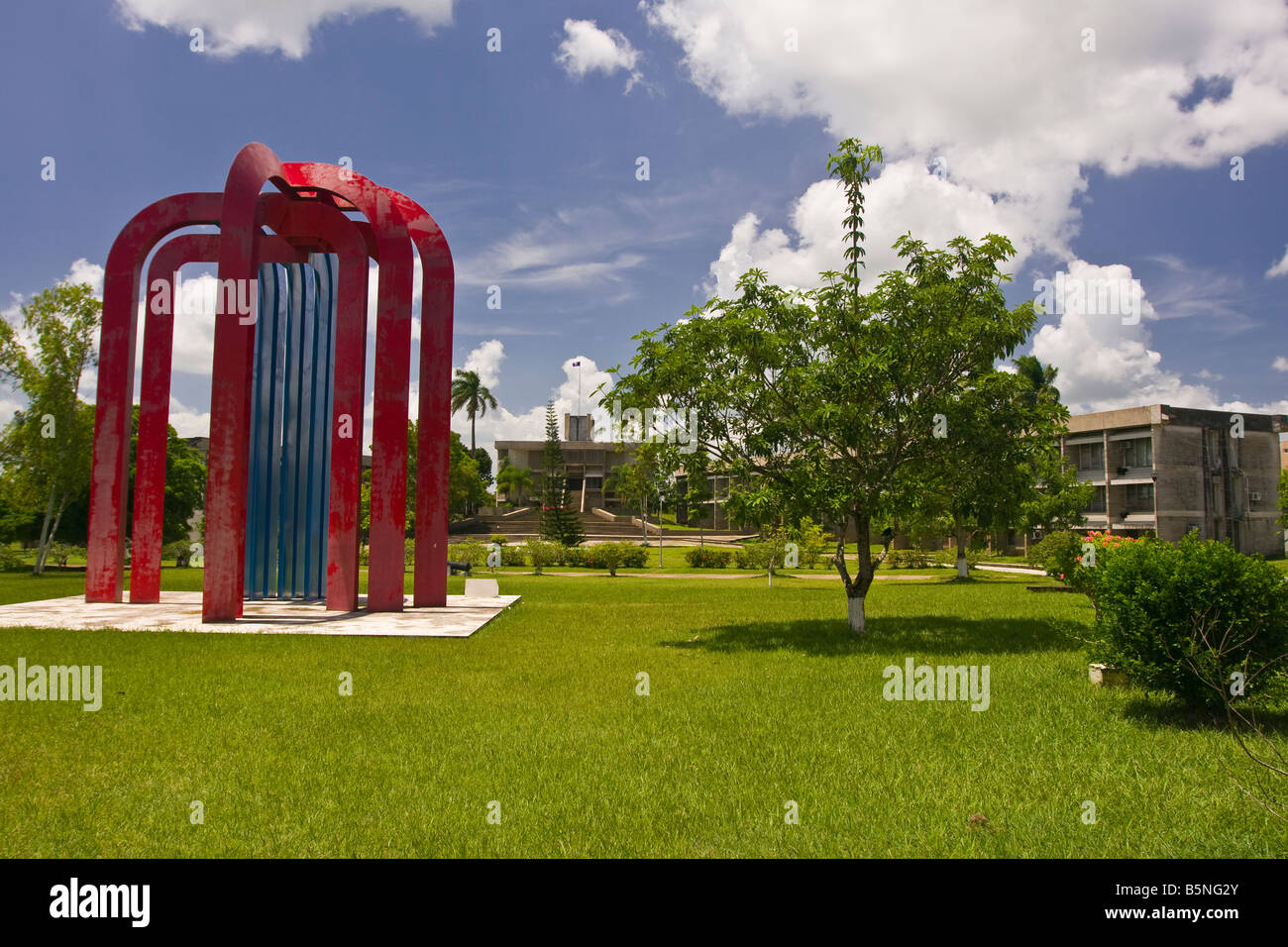 BELIZE BELMOPAN Sculpture avec des bâtiments gouvernementaux à l'arrière dans la région de la capitale de Belmopan Banque D'Images