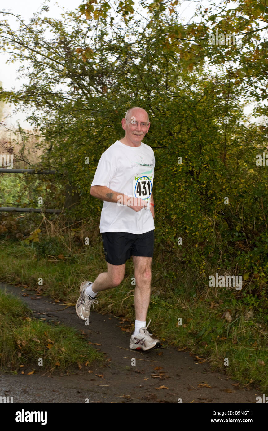 Mâle mature runner prenant part à Billericay 10k road Race 2008. Banque D'Images