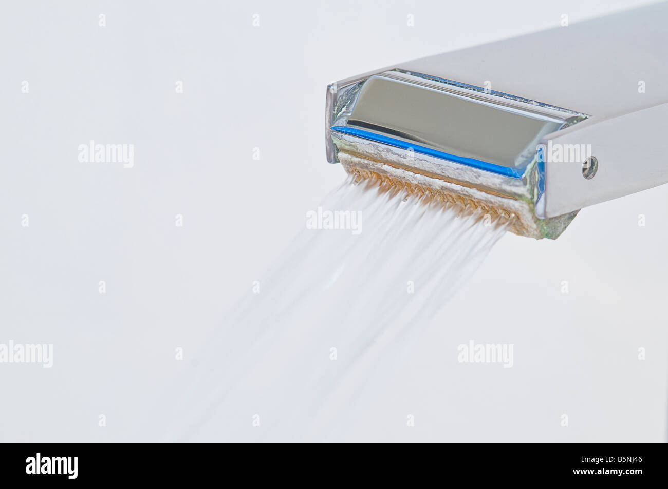 L'eau coule du robinet de Banque D'Images