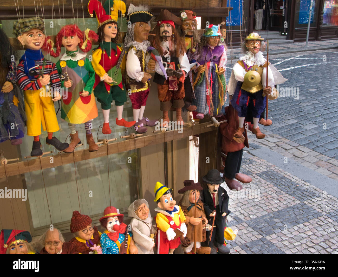 Le folklore tchèque MARIONETTES dans une boutique de souvenirs VIEILLE VILLE Staré Mesto Prague RÉPUBLIQUE TCHÈQUE Banque D'Images