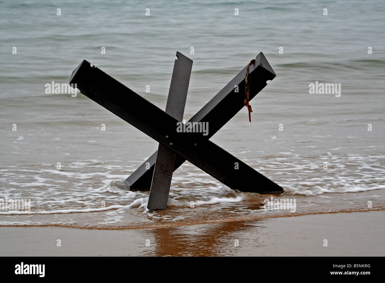 German Tank Trap Hedgehog sur Omaha Beach le célèbre site des D Jour Invasion Normandie France Banque D'Images