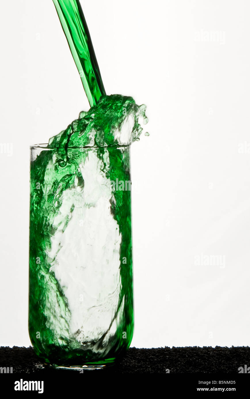 Verser de l'eau de Banque D'Images
