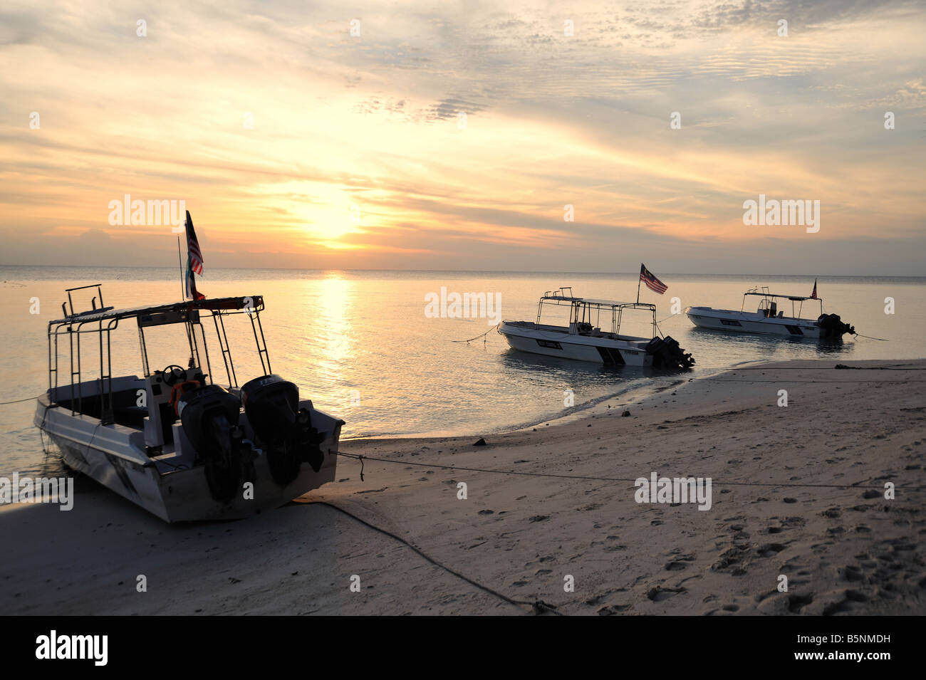 Soleil sur bateaux de plongée amarré sur une plage sur la mer de Sulu, Lankayan Island, Malaisie Banque D'Images