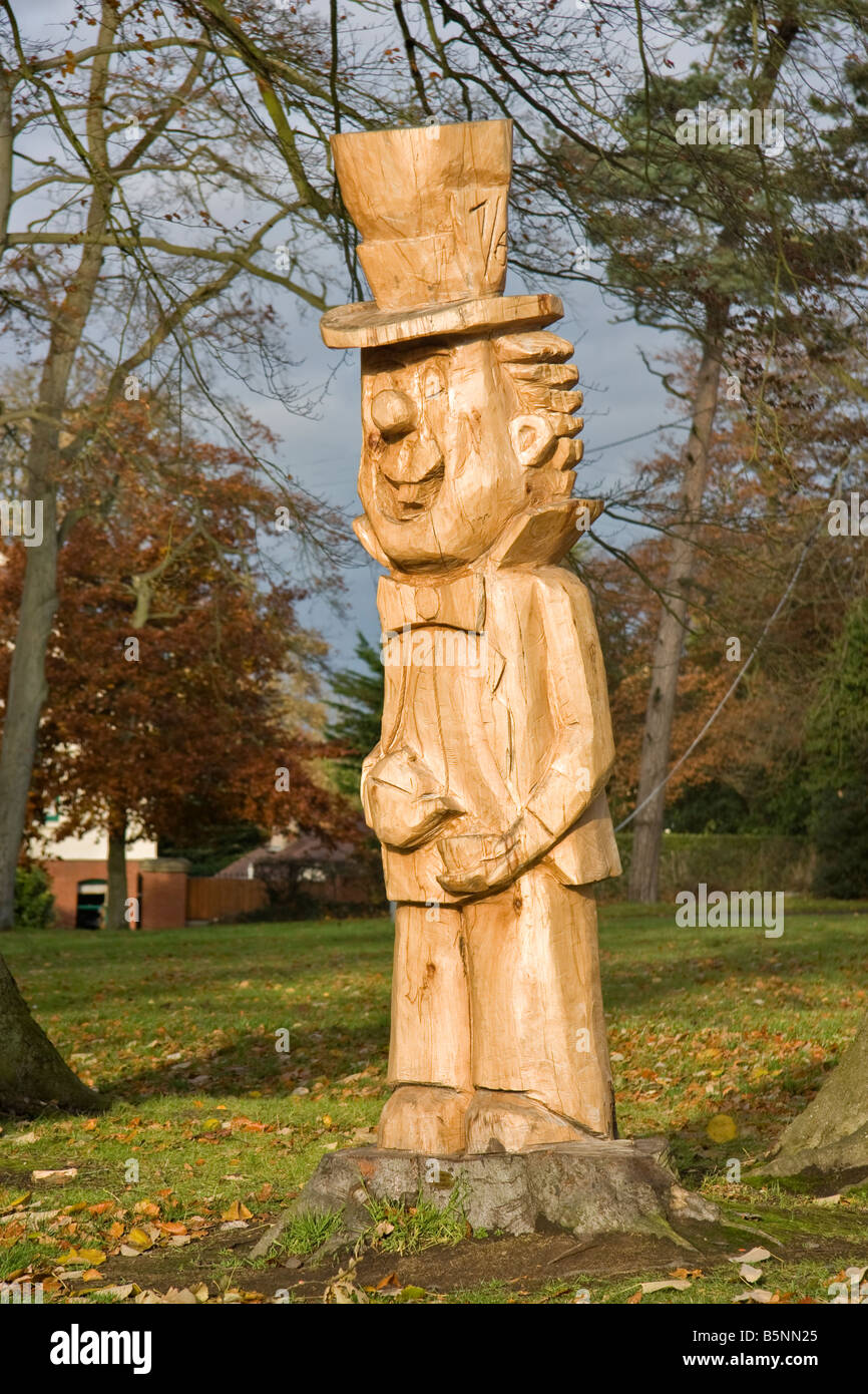 Une sculpture d'une souche d'arbre du chapelier fou d'Alice au Pays des Merveilles. Banque D'Images