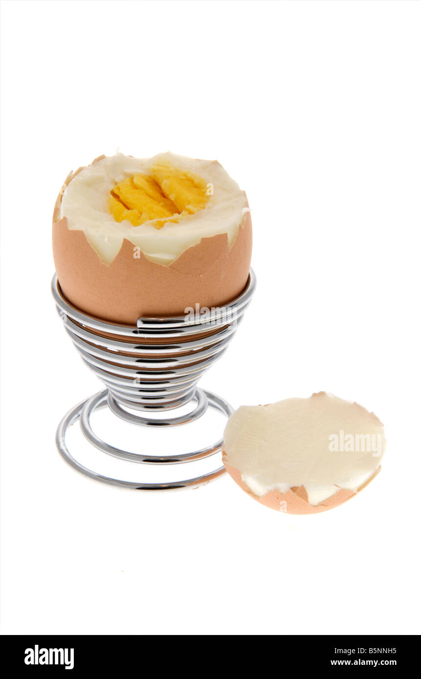 Oeuf dur assis dans egg cup avec top coupé Banque D'Images