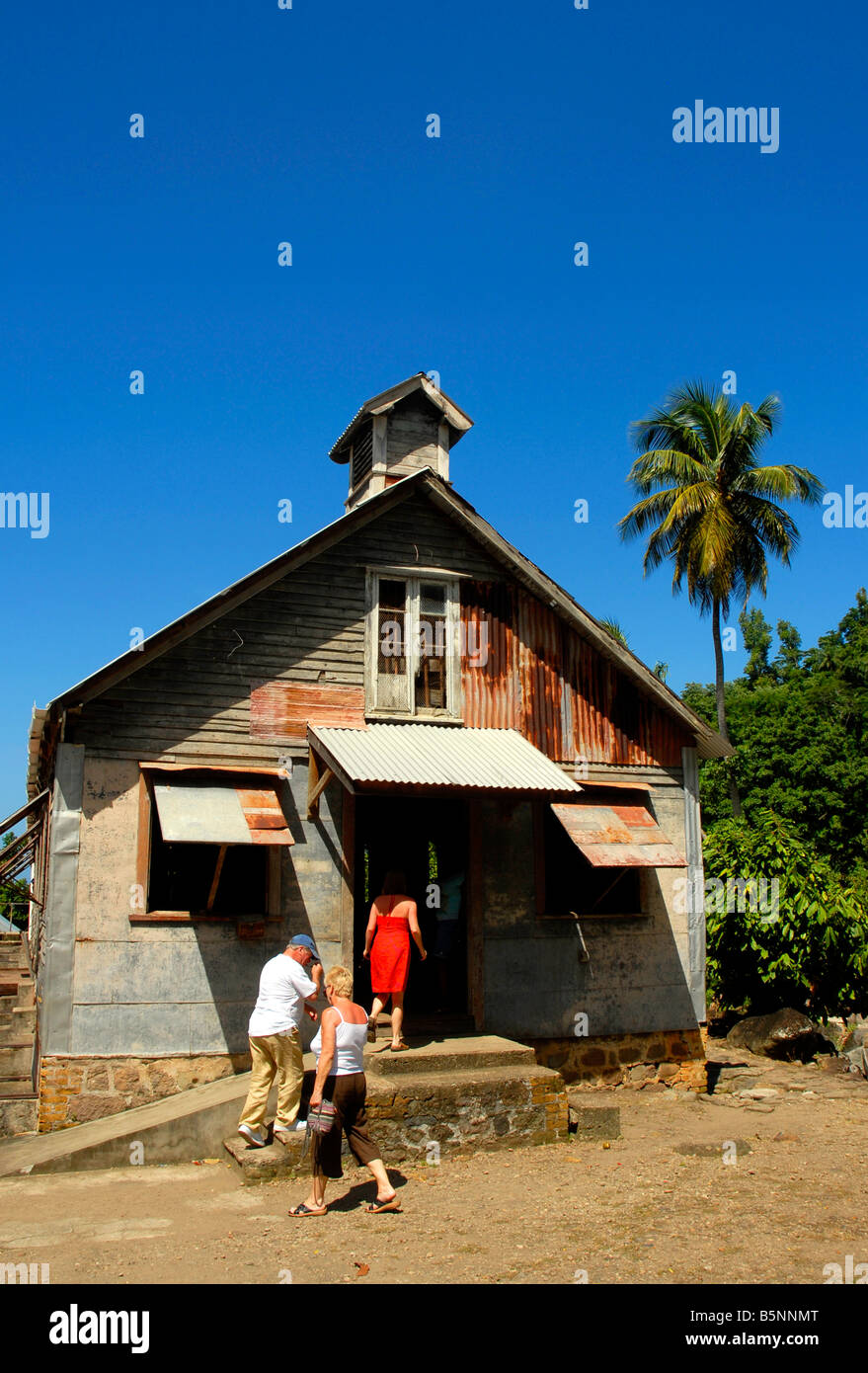 Les touristes visitant une vieille plantation de cacao site, la grenade dans la 'Antilles' Banque D'Images
