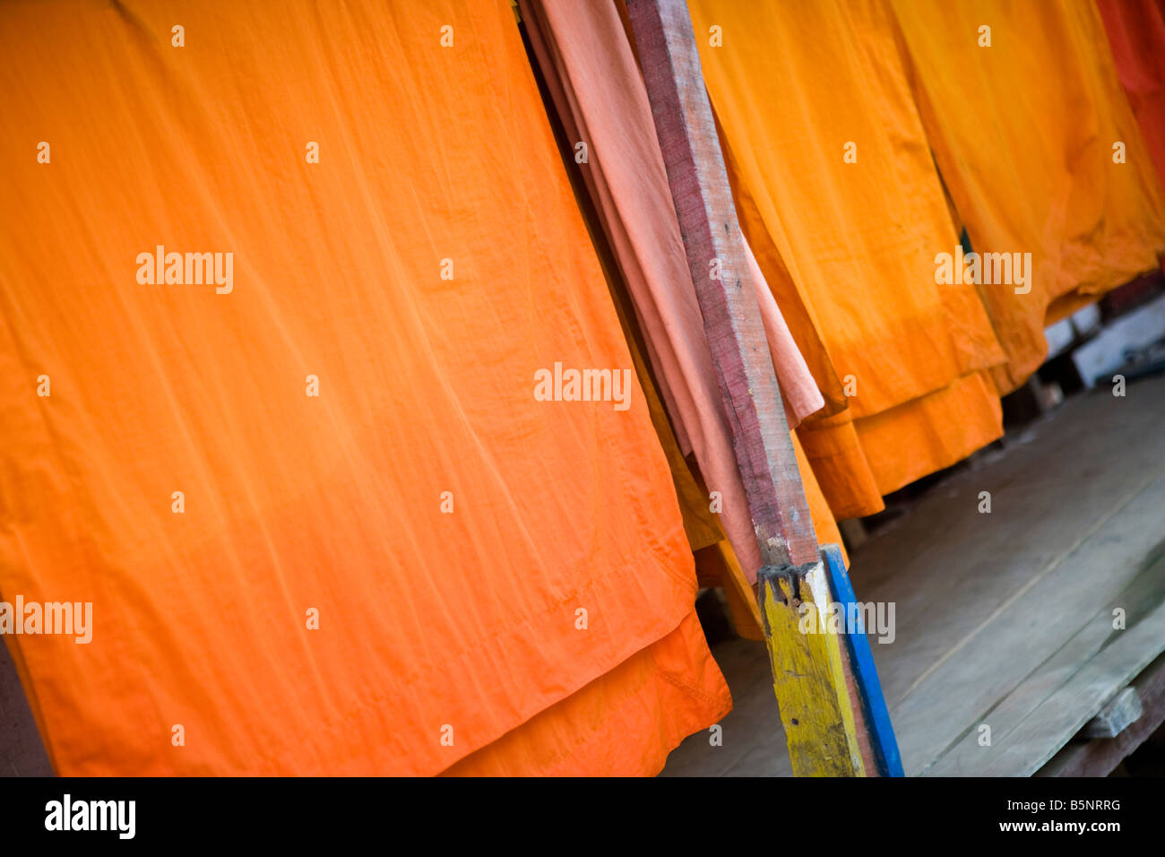 Robes de moines novices de raccrocher pour sécher au Wat Naluang du nord du Laos Luang Prabang Banque D'Images