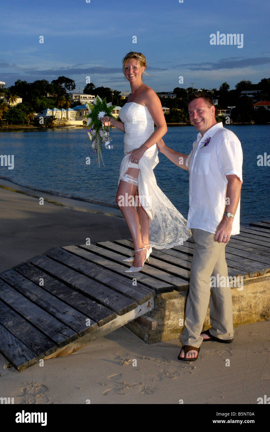 Couple de se marier sur la plage, à la Grenade, Caraïbes, 'Antilles' Banque D'Images