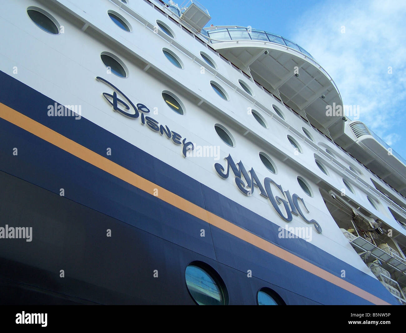 Le navire de croisière de Disney, le "Disney Magic', à port dans le port de Charlotte Amalie, St Thomas, îles Vierges britanniques. Banque D'Images