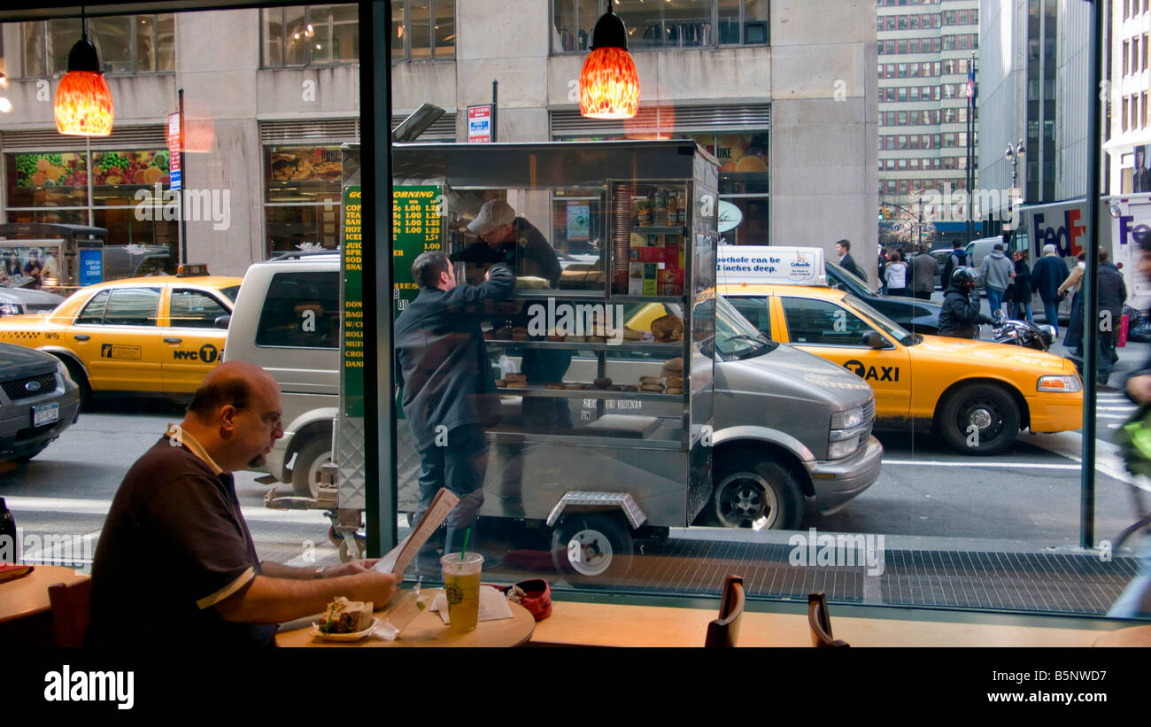 À l'intérieur d'un Starbucks dans le milieu de la ville de New York New York Banque D'Images