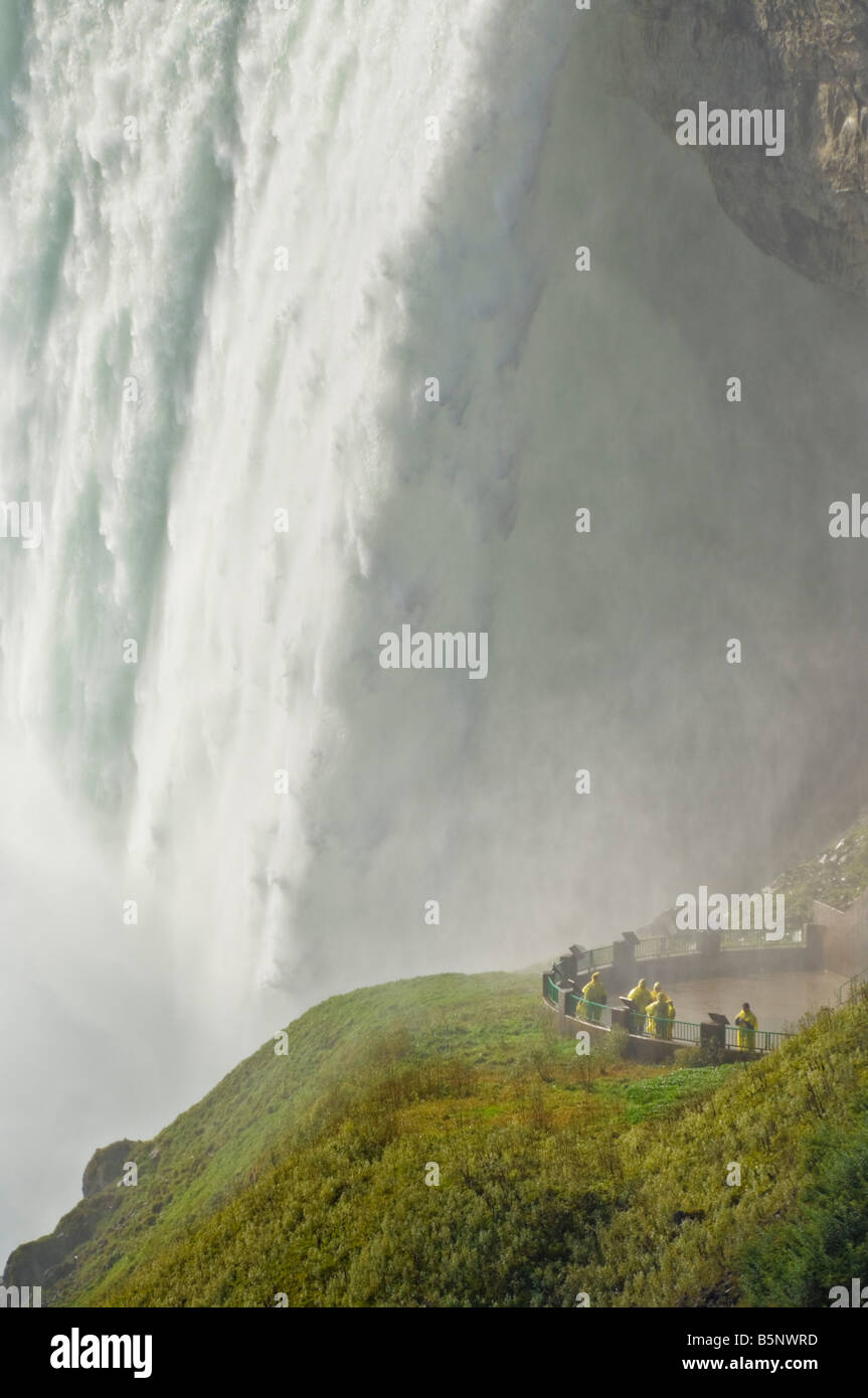 Les imperméables jaunes de touristes Horseshoe Falls Niagara Falls sur la rivière Niagara, Ontario Canada Banque D'Images