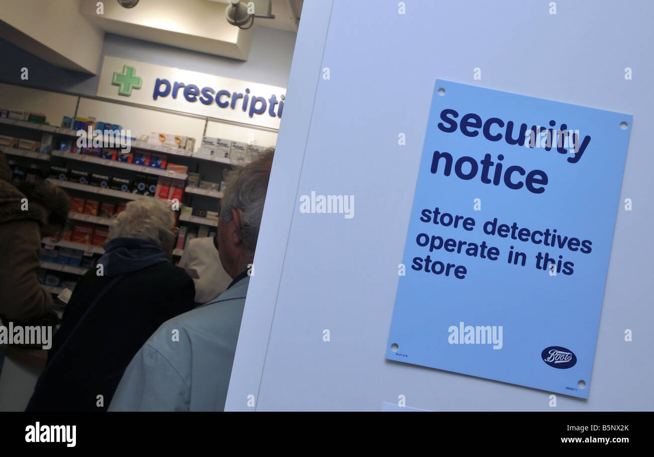 Boots chemist écriteau indiquant que les détectives de sécurité fonctionnent dans le magasin, UK Banque D'Images