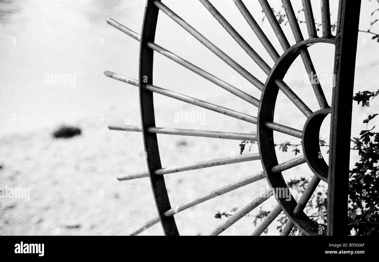 Clôture artistique conception à l'aide de cercles et de branches semi Banque D'Images