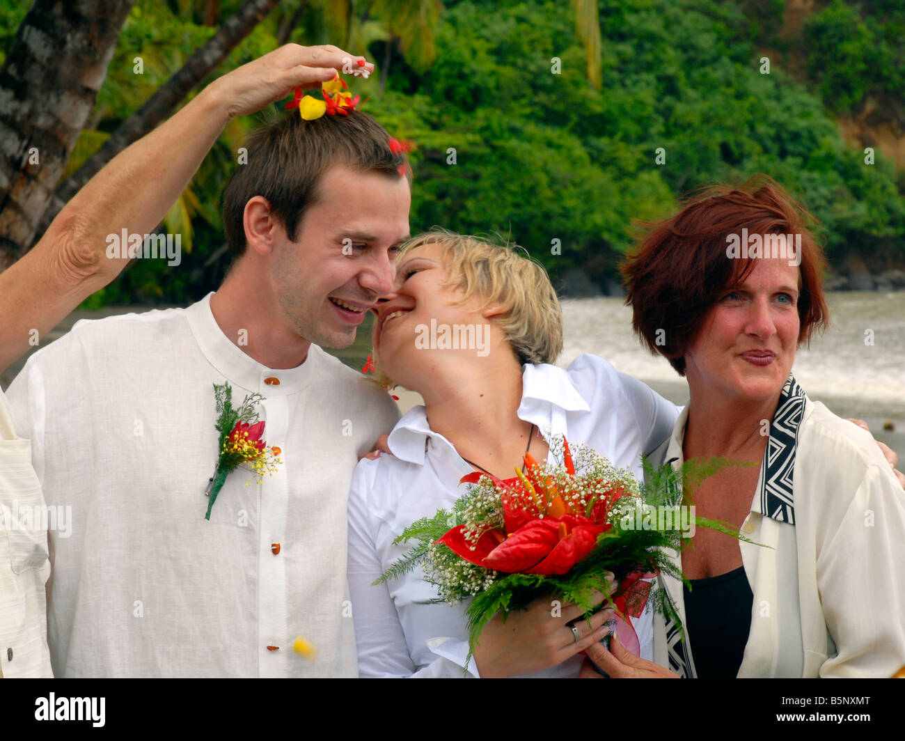 Couple de se marier sur la plage de La Sagasse, Grenade, Caraïbes, Antilles' Banque D'Images