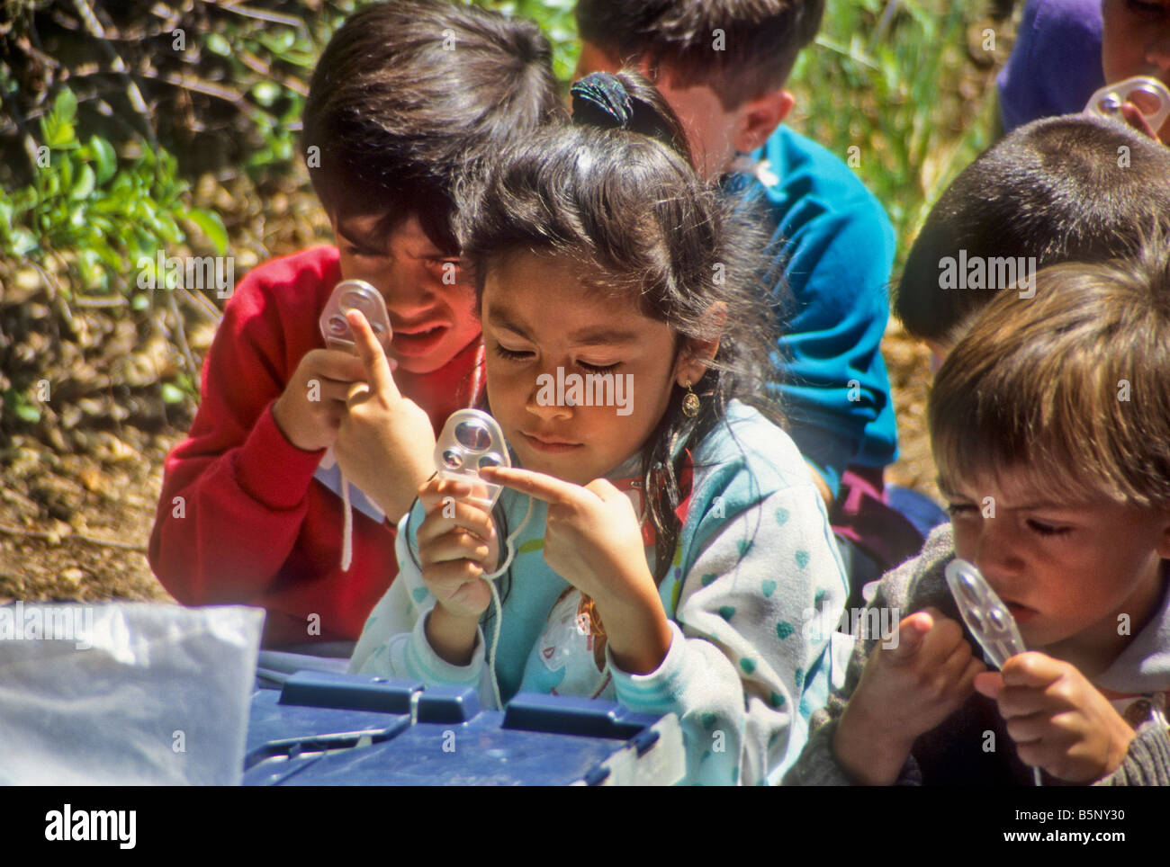 Les enfants participent à l'expo-sciences dans city park Banque D'Images