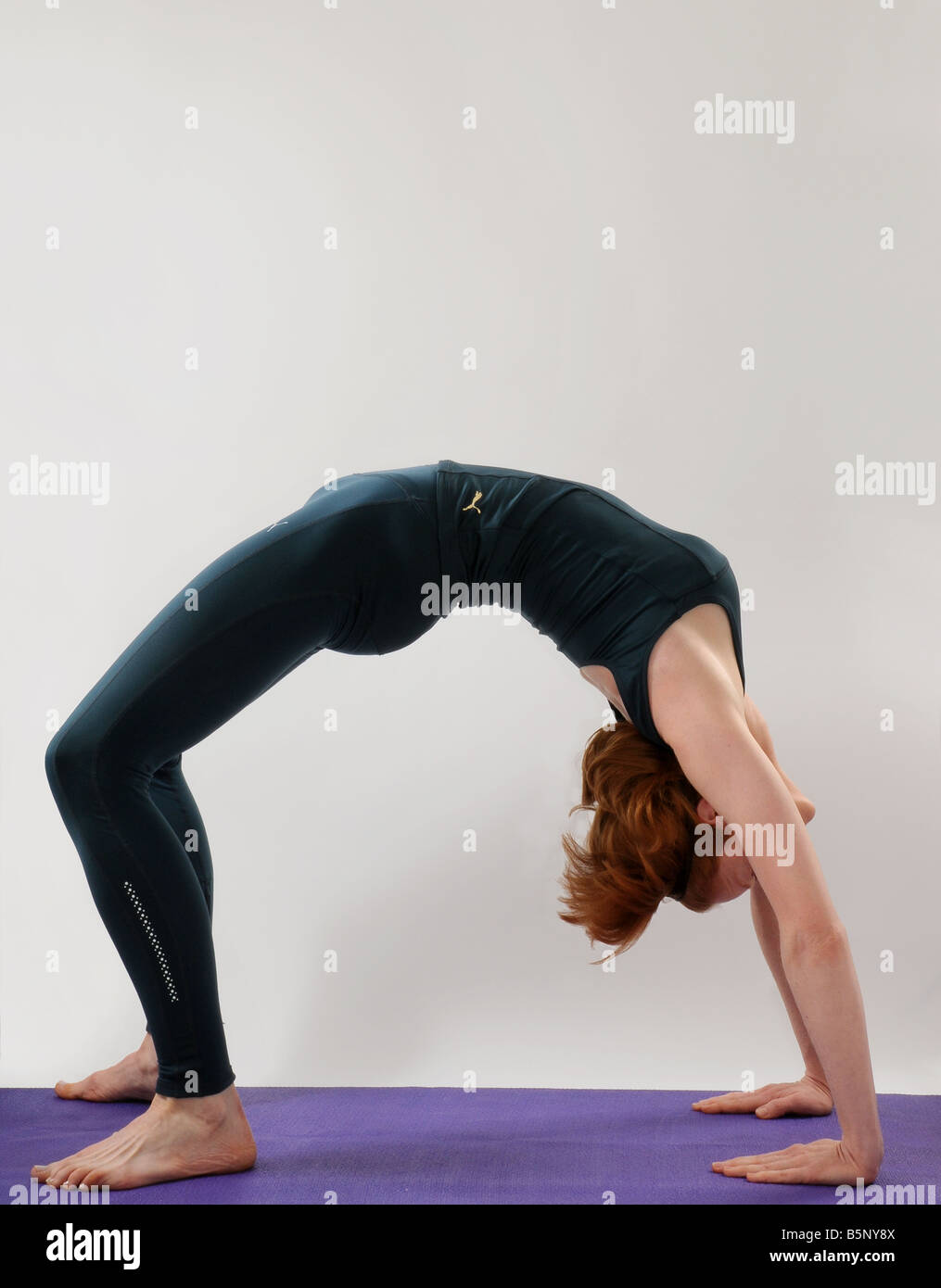 Woman doing yoga Banque D'Images
