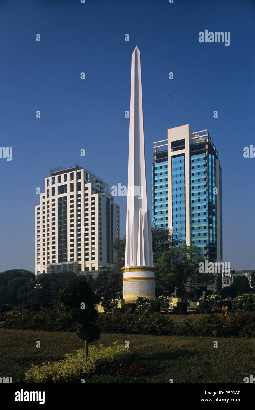 Monument de l'indépendance, chemin Mahabandoola Gardens & nouvelles tours de bureaux ou les bâtiments commerciaux, Rangoon ou Yangon, Birmanie ou Myanmar Banque D'Images