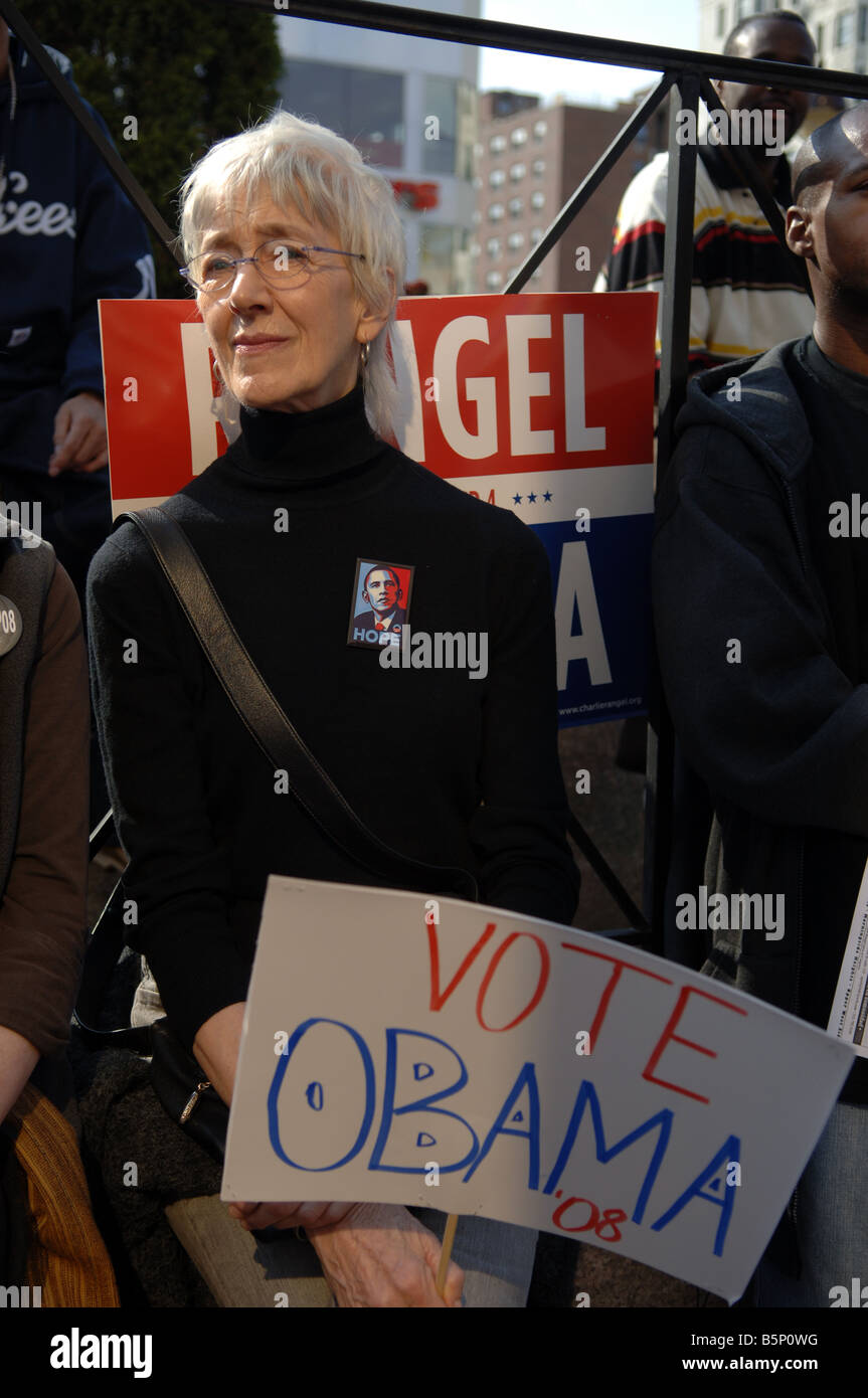 Des centaines de partisans rassemblement devant l'immeuble de bureaux de l'état de Harlem à New York pour Barack Obama Banque D'Images