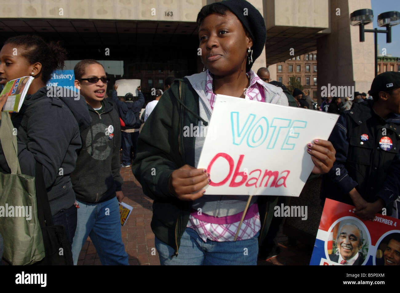 Des centaines de partisans rassemblement devant l'immeuble de bureaux de l'état de Harlem à New York pour Barack Obama Banque D'Images