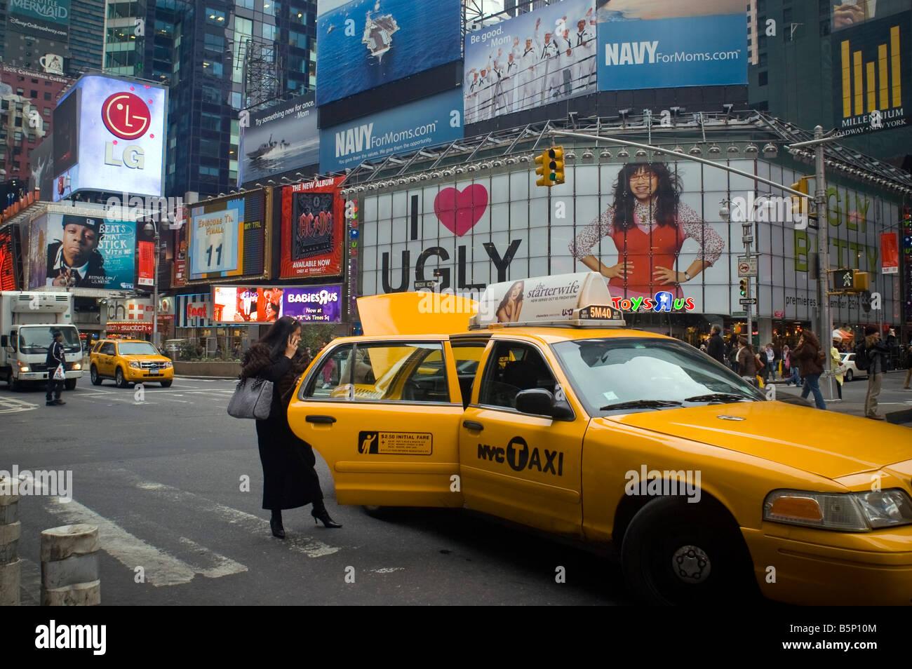 Femme entre dans un taxi à Times Square à New York le 22 octobre 2008 Frances M Roberts Banque D'Images