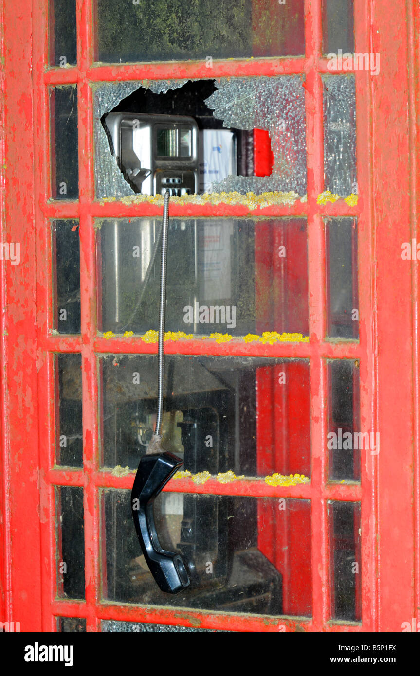 Vandalisé "phone box", téléphone rouge téléphone portable, Grande-Bretagne, Royaume-Uni Banque D'Images
