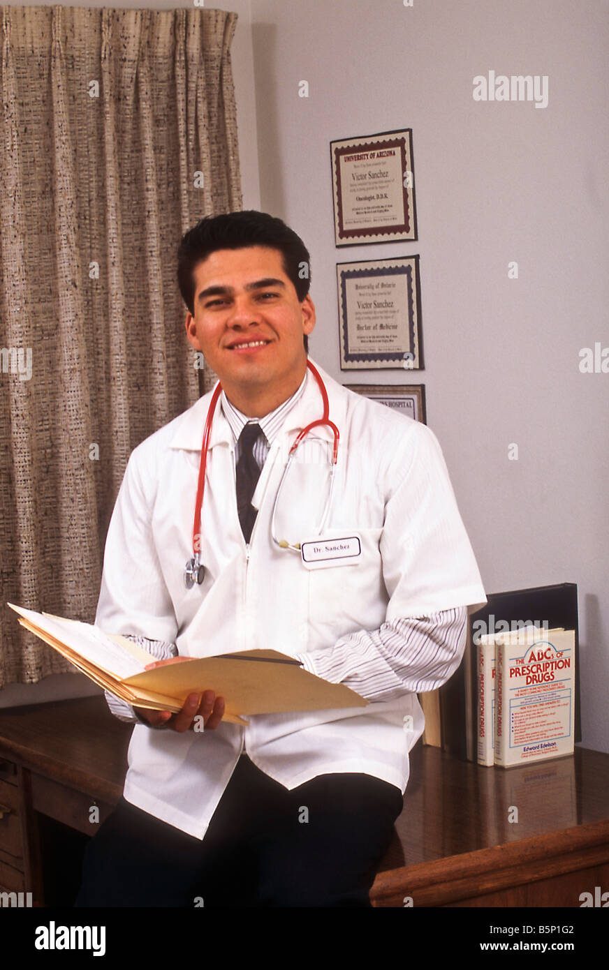 Young Hispanic doctor dans son bureau Banque D'Images