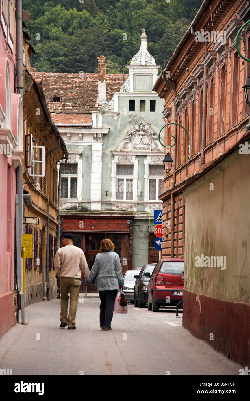Couple marche main dans la main dans la rue, Brasov, en Transylvanie, Roumanie Banque D'Images