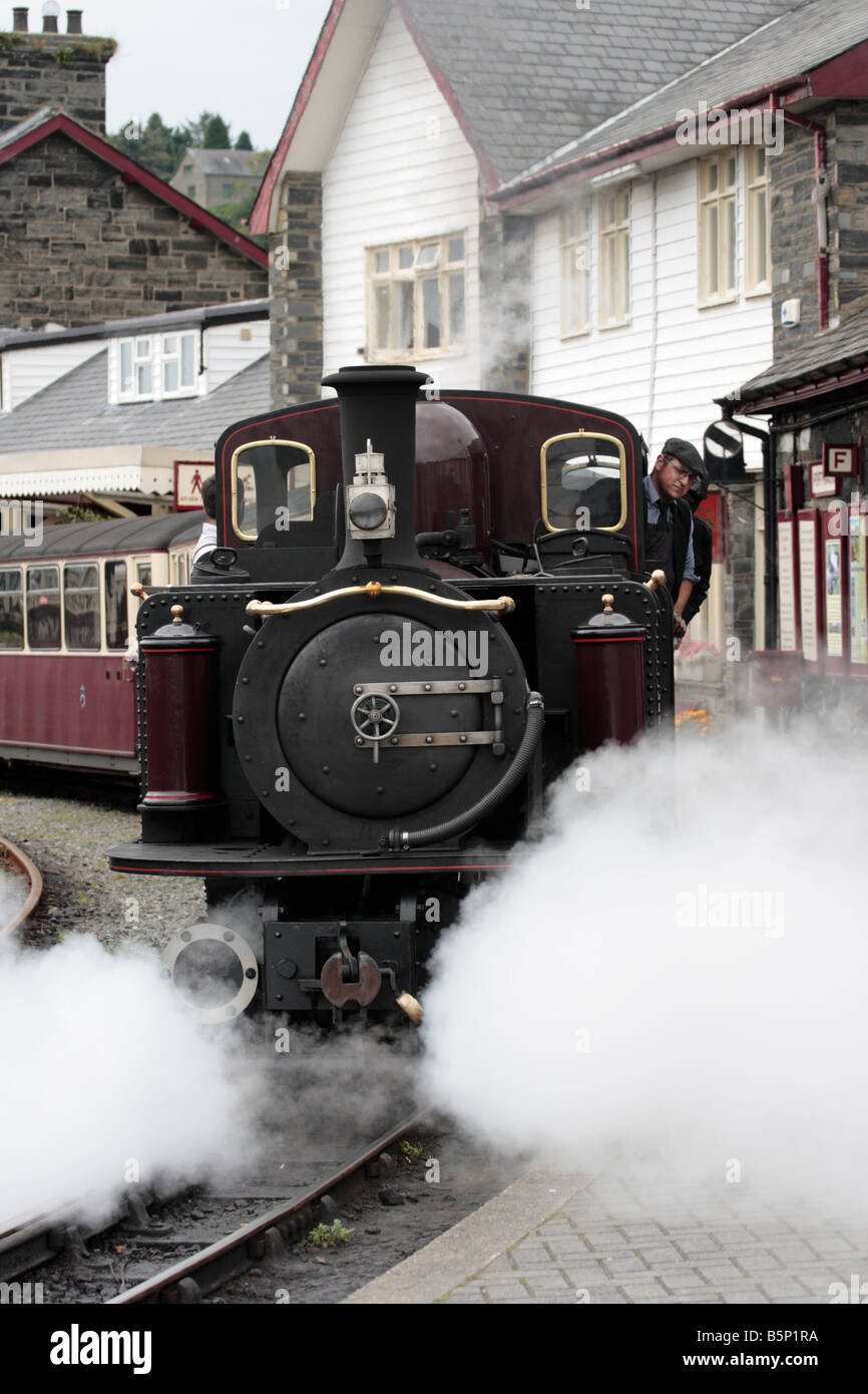 Machine à vapeur prépare à partir Portmadog station sur la Ffestiniog Railway, au Pays de Galles Banque D'Images