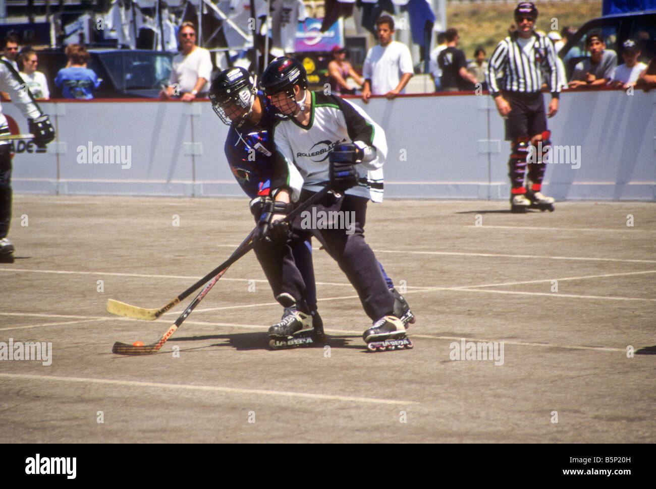 Adolescents jouer au hockey à rouleaux Banque D'Images